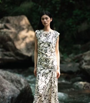 卡蔓女装 素雅 是一种含蓄的美
