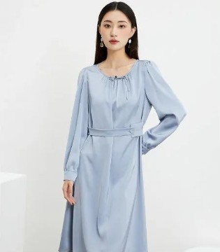 婕依妮2025夏季新品 简约诠释自信的千面姿态