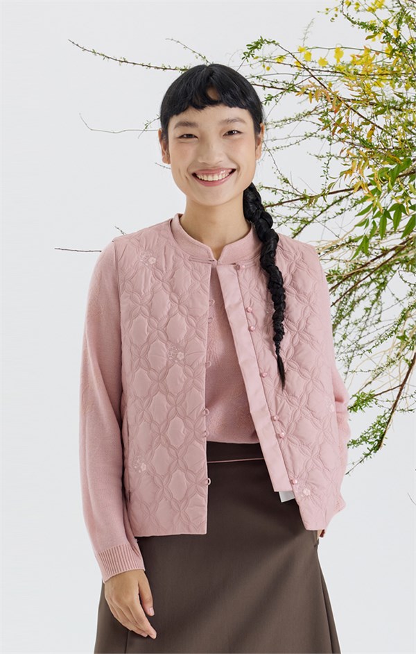 一袭花影满衣,半窗春色入怀