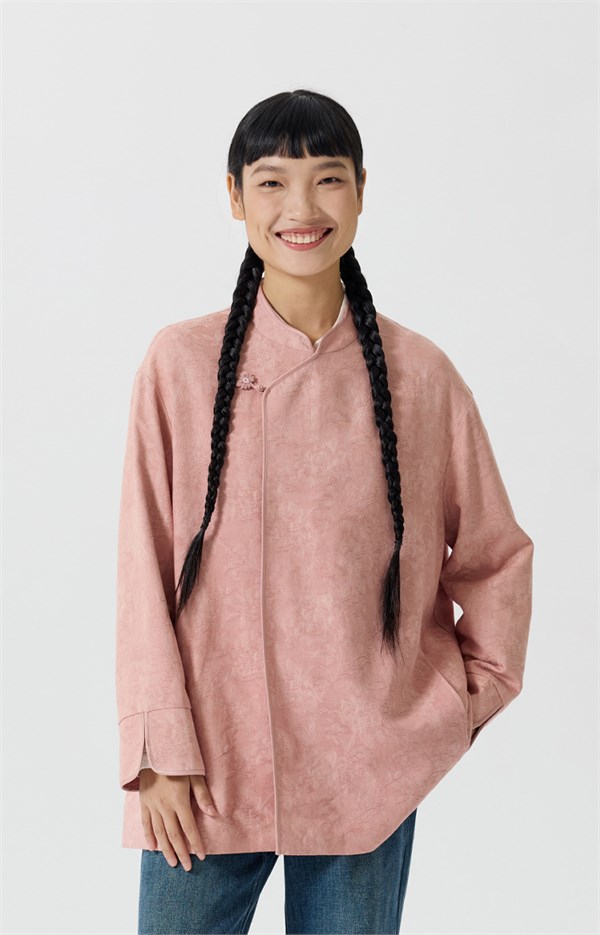 一袭花影满衣,半窗春色入怀