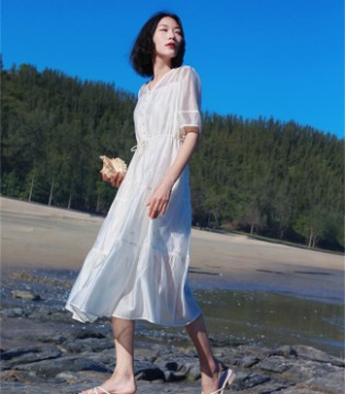 荣子,无袖蛋糕长裙, V 领白色连衣裙,短袖长裙