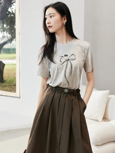艾凸苏希(Aitoo.Suxi)女装品牌休闲蝴蝶结圆领针织2025秋季新款