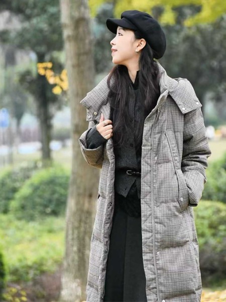 底色(Dins)女装品牌2025冬季外套最新产品展示